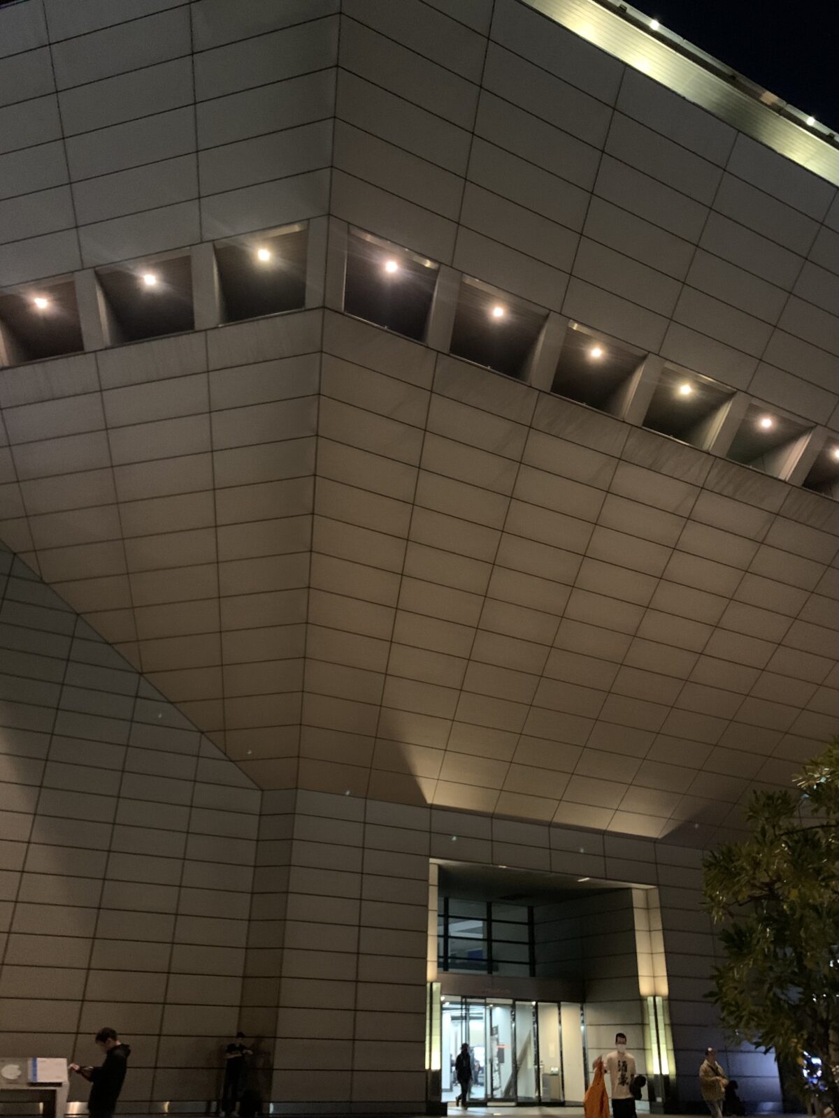 大阪難波の湊町リバープレイスにあるライブホールなんばHatchでBAND-MAIDのお給仕番外編“Sessions Selection”を観てきた